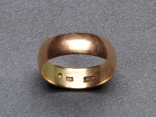 photo of Lee Harvey Oswald's wedding ring